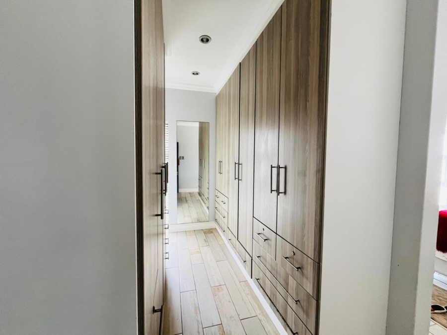 6 Bedroom Property for Sale in Gonubie Eastern Cape